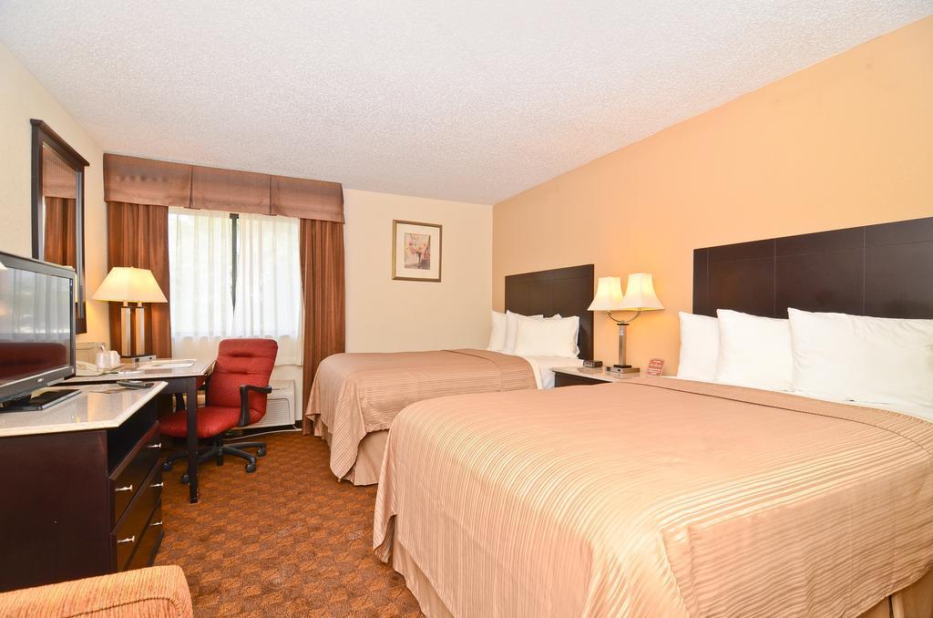 Quality Inn & Suites Coliseum Greensboro Exterior photo