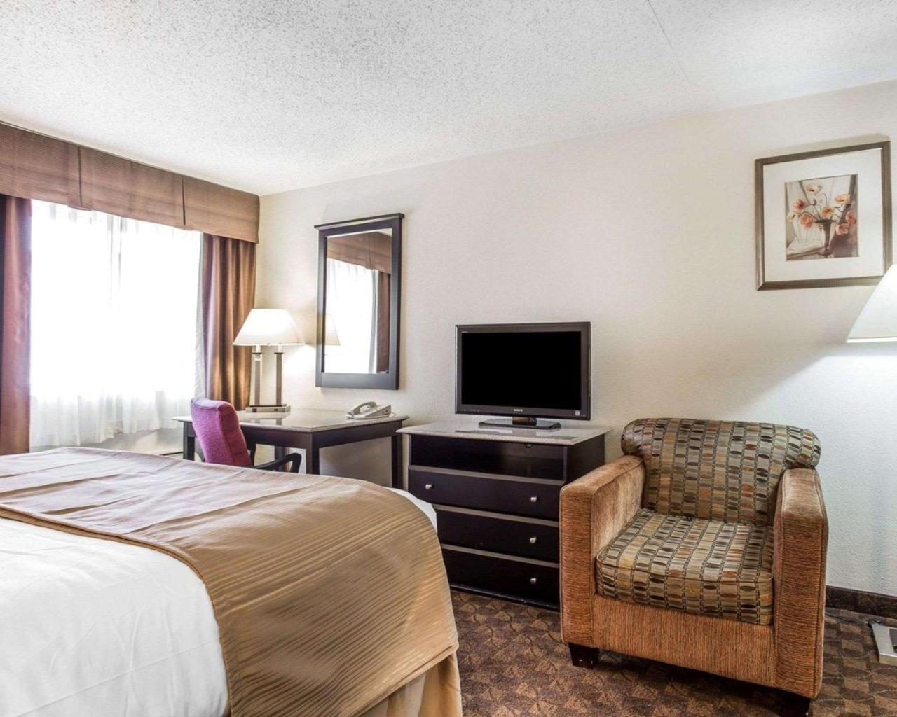 Quality Inn & Suites Coliseum Greensboro Exterior photo